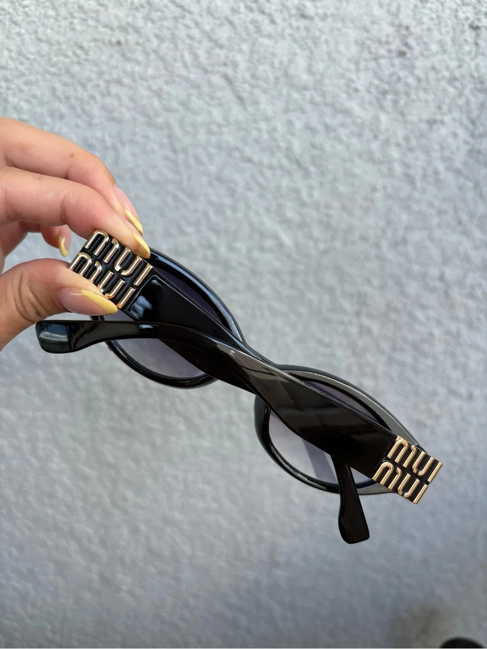 Sleek Black Cat-Eye Sunglasses for Women